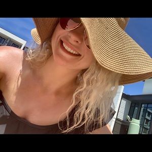 Meet your Posher, Elisha